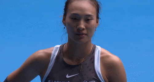 DG视讯官网平台不甘😟郑钦文赛后脸上蒙上阴影略显苦涩，和对手握手后离场