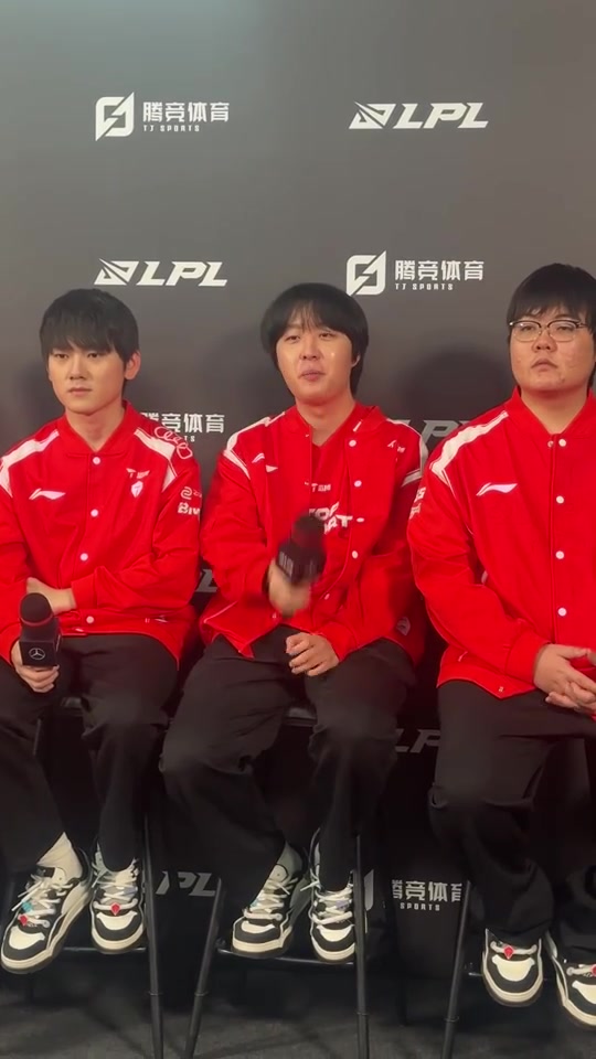 DB电子官网非常尖锐的提问！Kanavi谈资源被抢：我不知道 感觉不在状态~