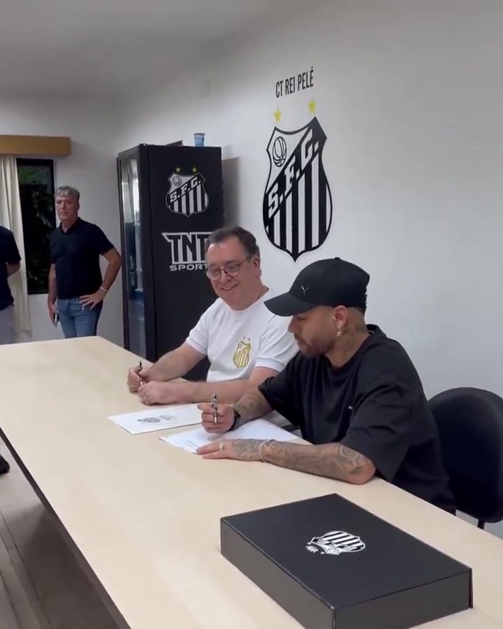 DG视讯官网平台喜剧效果满分🤣内马尔签合同时签字笔出问题，现场大家爆笑！