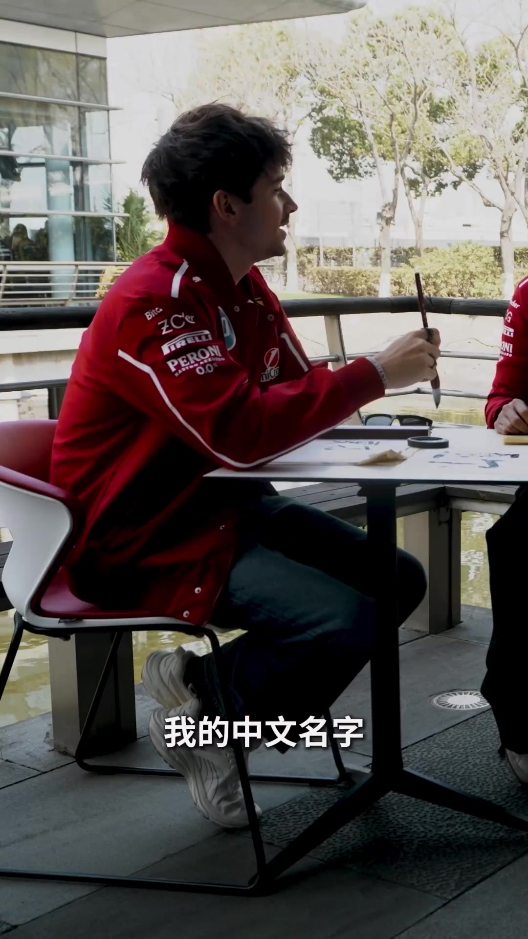 DB真人旗舰写得不错哇👏周冠宇教刘易斯、夏尔写中文名字