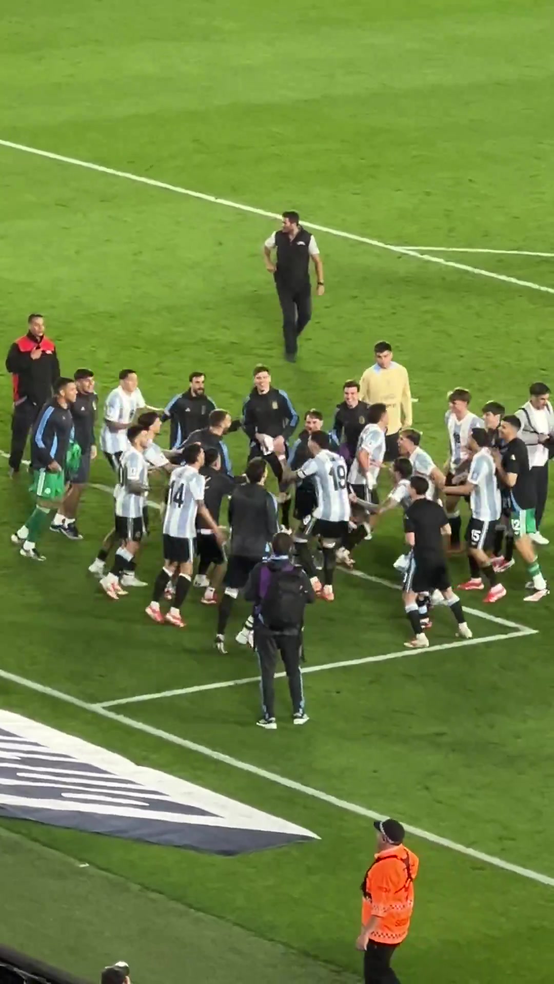 DB视讯官方登录入口气氛搞起来！阿根廷球员赛后集体跳舞欢庆胜利