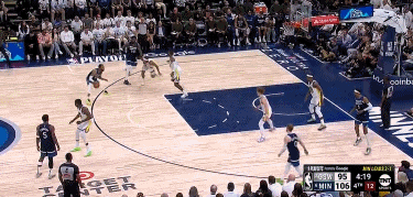 DB视讯官网予取予求！兰德尔接球直面篮筐 滑翔拉杆躲过防守反篮潇洒命中